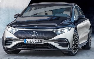 Mercedes-Benz представила новый флагманский электрический седан EQS   вызов Tesla брошен
Внешний вид EQS в целом соответствует его традиционным собратьям класса S, но немного более агрессивный в передней части автомобиля. Специальная версия Edition One, представленная компанией, использует двухцветную чёрную и серебристую схему по всему автомобилю.

EQS является первым электромобилем на новой платформе Mercedes-Benz. Он также оснащён новым поколением батарей со значительно более высокой энергоёмкостью, что призвано увеличить дальность хода на одном заряде. Первые модели будут предлагать до 516 лошадиных сил, 828 Н м крутящего момента и дальность хода около 770 километров.
16.04.2021 [10:04],  Константин Ходаковский
Источник: