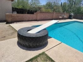 Это для детей ясельного возраста? Взрослый человек с первого же подскока навернётся в бассейн вместе с камерой.