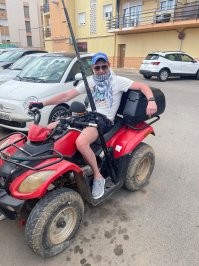 Там было по другому , она качала права что бы он сдавал на Русском и не нужно хрени писать ! . Можно сдать с переводчиком но за это заплати денег отдельных и они гораздо больше чем 20 евро . Вот такой херней пишут всякую Куету , в Европе я вообще не сдам на Русском ни чего , проверенном с 99 года а права я получил в 96 сплава богу их признали без всякой хрене . Ну не знаешь язык то сиди ты в жопе , особенно в Латвии 62 процента его не знают а с законами нациков быстро его не выучишь . Я приехал  в Европу почти молодой и знаю 4 языка и иногда забываю Русский и думаю вообще на фламандском и что мне теперь писать всем что бы они по Русский все за меня делали ? :) Кенты ржут говорят ты когда материться начинаешь то на Русском а потом хрен поймешь :) Живешь в стране так учи . Мне этот Латышский побоку хотя у меня там хватает недвига но я гражданин других стран и с всеми говорю по Русский и отказа в не разговоре не слышал , наверное внешность располагает :) мне вчера даже испанская полиция ни в чем не отказала :) помогли колесо накачать и пожелали приятной рыбалки :)))))