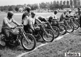 А вот у меня сложился стереотип, что автомобилисты всеми силами стараются выкинуть с дороги всех кроме себя... (понимают, что стукаться с шиками безопаснее чем с живыми людьми)
Мотоциклистов, мопедистов, велосипедистов, СИМы, пешеходов... при этом в ДТП по версии автомобилиста виновато "мотобратство".
Однако, стоит заикнуться о запрете  внедорожников в городе, на меня валятся все шишки!

Святую корову трогать нельзя!

Пы.Сы.  До 1989 года СССР был на втором месте в мире по производству мотоциклов, на первом была Япония..