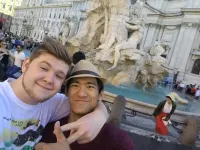 Больше интересует, чей член торчит за спиной у азиата?