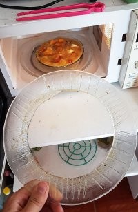 У меня один раз на работе тарелка лопнула в мелкую крошку .