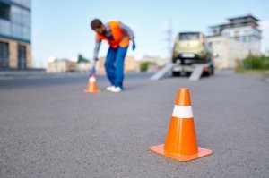 Кто они правы?
Знаками обозначают дорожные работы, пример с танком, это вообще бред сивой кобылы.
Так и вижу как на суде работники приводят в пример танк)))
Ты не задумывался, почему трос при буксировке обозначают флажками? А я тебе скажу, потому что его плохо видно на фоне асфальта. Предвижу твою умную фразу что тут трос на лебёдке, поэтому в данном случае надо было выставить знаки.