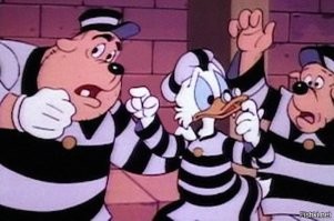 "Например, чрезвычайно распространёнными были полосатые робы для пожизненно заключённых в российских колониях."