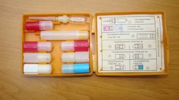 А "торен" таки из аптечек уже повытаскивали я смотрю) так что немного таки пограбили убежище в лихие 90е похоже

кто не в курсе "торен" это шприц с обезболивающим, во многих играх с советским сетингом типа метро или тарков как раз видно как протагонист лечится такими