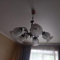 Думаем угловой шкаф и стелажи. И всё в светлых тонах. А то, комната вся, как кабинет при партсобрании))) Всё ещё из тех времён. Жёлтые обои, люстра под бронзу))) Кстати к этой стенке ещё довесок есть, от неё же))) Да и вот, люстра тоже. А карниз для штор..... м-м-м.... вообще совдеп))) А вот то, что мы примерно хотим, это коридор, уже сами, своими силами делали. По мне, гораздо приятнее.