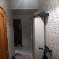 Думаем угловой шкаф и стелажи. И всё в светлых тонах. А то, комната вся, как кабинет при партсобрании))) Всё ещё из тех времён. Жёлтые обои, люстра под бронзу))) Кстати к этой стенке ещё довесок есть, от неё же))) Да и вот, люстра тоже. А карниз для штор..... м-м-м.... вообще совдеп))) А вот то, что мы примерно хотим, это коридор, уже сами, своими силами делали. По мне, гораздо приятнее.