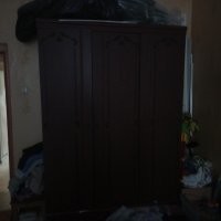 Думаем угловой шкаф и стелажи. И всё в светлых тонах. А то, комната вся, как кабинет при партсобрании))) Всё ещё из тех времён. Жёлтые обои, люстра под бронзу))) Кстати к этой стенке ещё довесок есть, от неё же))) Да и вот, люстра тоже. А карниз для штор..... м-м-м.... вообще совдеп))) А вот то, что мы примерно хотим, это коридор, уже сами, своими силами делали. По мне, гораздо приятнее.