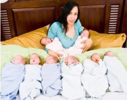 Неправильно информировали девочку. 
Бывают и распродажи и акции...