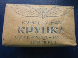 Помню, мать махоркой пересыпала и табаком. 
 Тоже вредно и вызывает рак.  Ну, моль - она такая...