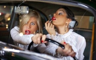 Эпичная авария: девушка влетела в окно частного дома из-за того что перепутала тормоз и газ
