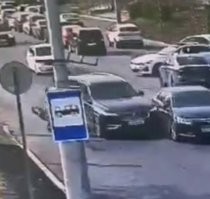 Пожертвовал железом, минимизировал повреждения девчонки, возможно, спас ей жизнь.