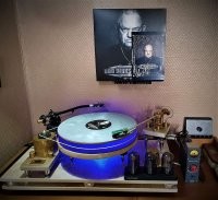 У них там регулярно распродажи типа блошиных, винила завались, зачастую редкие вещи задешево.. кста, вот часть его мастерской:


А этот вот он сам сколхозил...