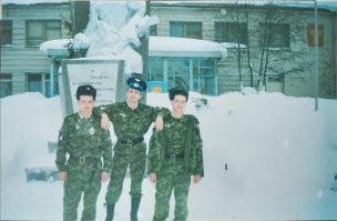 И бухают потом по чёрному, а их жён срочники имеют. Эххх главное не спалиться в этом деле.