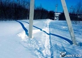 Столбы линии электропередачи, напоминающие букву “Л” или треугольник, знакомы абсолютно каждому человеку, живущему в России и являются привычным атрибутом окружающего пространства.
Но почему-то в народе к ним всегда относились с подозрением, то называя “ведьмиными”, то “чертовыми” воротами. Если обратить внимание, то вокруг полно таких примеров, когда в обход столба годами протаптывают тропинки.
Некоторые верят, что подобные конструкции могут быть порталом в другой мир, вход в который доступен только магам и колдунам, а простых людей там поджидают только опасности.
Так же многие суеверия пошли из-за того, что форма столбов, заостренная кверху, якобы может накапливать отрицательную энергию. Кстати, в связи с верой в это своды в православных храмах и арки закруглены.
Еще одна интересная версия связана с древнерусскими временами, когда на столбах, внешне похожих на современные угловые опоры ЛЭП казнили конокрадов-цыган. Из-за этой версии у опор так же есть название “цыганские ворота”.