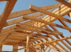 сугубо моё мнение - если конёк "составной", то лучше делать его "двойным", т.е. ставить два бруса друг на друга, а не городить укосины.
( на фото вообще три венца на коньке положили. )