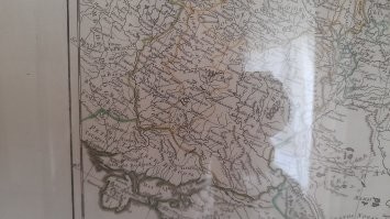 Дружище, твоя карта ничуть не стариннее того паспарту, на чём она закреплена  В книжных магазинах продаётся, в детских отделах. Для антуража детских комнат.
Не факт, что современные оформители там ничего не приукрасили. 
А вот это карта 1750 г. из моей коллекции (вместе с моим отражением на  защитном пластике  ). 
К сожалению, там нет территории современной западной Украины, т.к. карта показывает европейскую и частично сибирскую части Российской империи.
Но та часть, что под сегодняшним вниманием, имеется. И слова "Украина" я там не вижу.