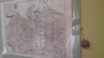 Дружище, твоя карта ничуть не стариннее того паспарту, на чём она закреплена  В книжных магазинах продаётся, в детских отделах. Для антуража детских комнат.
Не факт, что современные оформители там ничего не приукрасили. 
А вот это карта 1750 г. из моей коллекции (вместе с моим отражением на  защитном пластике  ). 
К сожалению, там нет территории современной западной Украины, т.к. карта показывает европейскую и частично сибирскую части Российской империи.
Но та часть, что под сегодняшним вниманием, имеется. И слова "Украина" я там не вижу.