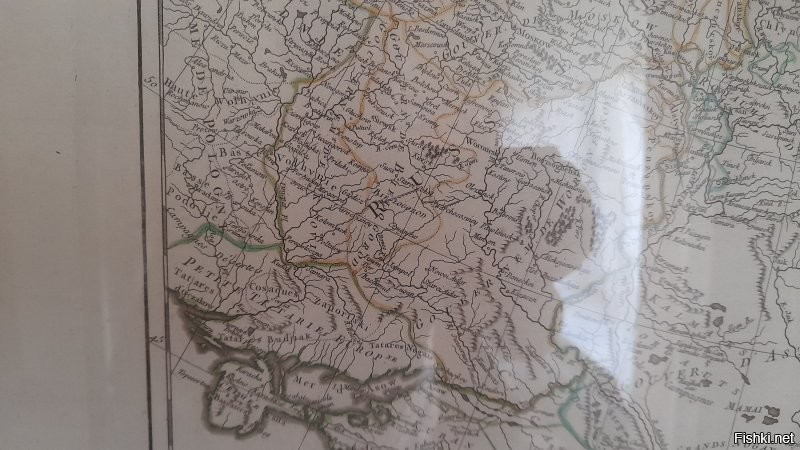 Дружище, твоя карта ничуть не стариннее того паспарту, на чём она закреплена  В книжных магазинах продаётся, в детских отделах. Для антуража детских комнат.
Не факт, что современные оформители там ничего не приукрасили. 
А вот это карта 1750 г. из моей коллекции (вместе с моим отражением на  защитном пластике  ). 
К сожалению, там нет территории современной западной Украины, т.к. карта показывает европейскую и частично сибирскую части Российской империи.
Но та часть, что под сегодняшним вниманием, имеется. И слова "Украина" я там не вижу.