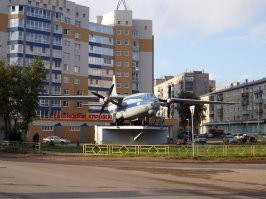 Наш многострадальный Ан-8. Появился в Кирове в 1981 году. Это воздушное судно принадлежало заводу им. XX партсъезда (ныне   АО «Авитек»). Самолет 20 лет отслужил верой и правдой, после чего был списан и подарен жителям микрорайона в виде памятника. Чего с ним только не делали. В советское время в самолете был оборудован детский кинотеатр, в котором побывал практически каждый ребенок микрорайона. Позже в самолете был открыт бар, Потом его вообще хотели снести, но горожане отстояли самолет, затем его закрыли и АН-8 стал арт-объектом.