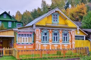 Все верно. Но никто не мешает и у нас делить по тому же принципу. Используя все подручные средства - изгородь, гараж, сарай, деревья, кусты и т.д.
На фото - один из типичных наших вариантов зонирования