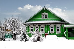 Все верно. Но никто не мешает и у нас делить по тому же принципу. Используя все подручные средства - изгородь, гараж, сарай, деревья, кусты и т.д.
На фото - один из типичных наших вариантов зонирования