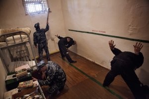 Видимо включился опыт общения с полицейскими на родине! Вон как быстро нужное положение принял! У нас так только клиенты "белого лебедя" отдрессированы...