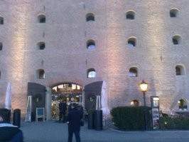 В МВД Германии сообщили, что использование дома полицейскими "должно ясно продемонстрировать, что это здание никогда больше не будет напоминать о национал-социализме".

Наивные. Вон в польше в Данциге (Такое красивое название испоганили, гданьск теперь его называют, ну чё скажешь, пшеки.) Кафе есть. На берегу Вислы. Там гитлер откушивал когда то. Так пшеки из этого чуть ли не культ сделали. Гордятся, что фюрер бывал в этом кафе. Да вот оно кстати.