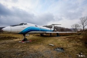 Самолёт в бухте "Муравьиная" рядом с игорной зоной под Владивостоком. Стоит пустой. Давно