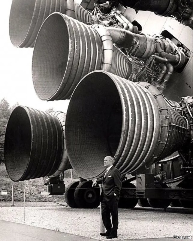 На фото - Вернер фон Браун (в годы WW II главный конструктор ФАУ-2 и штурмбанфюрер СС ) на фоне двигателей своего последнего детища - тяжелой ракеты-носителя "Сатурн V", которая использовалась пендосами для полетов на Луну.