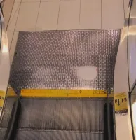 Подпись к картинке - чушь.
Это не сход, а заход, что видно по наклейке.
Люди шагают на эскалатор правой, а левой отталкиваются, оттого и износ под левой.