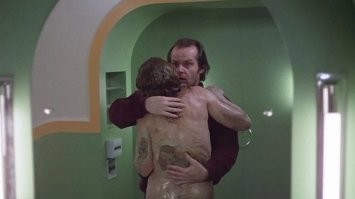 После книги, фильм вообще не о чём! Даже Джек его не спас! Поэтому, и обсуждать тут нечего. 
Хотя сцена в ванной потрясна!