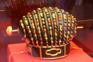 Нравится механизм фиксации японской короны на голове. Надеюсь, что только через причёску штырь проходит.