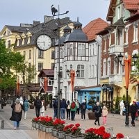 Прекрасные строения. Великолепные шедевры на века большинство из представленных фото. Но посту минус. Как всегда если нет ни одного из России. У нас тоже немало шедевров. От огромных соборов и дворцов до маленьких домиков.
 Вот только некоторые красивые здания в моём маленьком городе. 
 На первом фото видно три дома. Два первых старые отремонтированные, третье новое(лет 10 примерно).  Далее новые и старинные реконструированные, в том числе и бывшая водонапорная башня и гостиница  более чем столетней давности. 
 А уж по всей стране не сосчитать архитектурных шедевров разных стилей,  размеров и направленности.  Может кто сделает пост состоящий из наших шедевров и утрёт носы вот таким авторам.