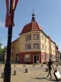 Прекрасные строения. Великолепные шедевры на века большинство из представленных фото. Но посту минус. Как всегда если нет ни одного из России. У нас тоже немало шедевров. От огромных соборов и дворцов до маленьких домиков.
 Вот только некоторые красивые здания в моём маленьком городе. 
 На первом фото видно три дома. Два первых старые отремонтированные, третье новое(лет 10 примерно).  Далее новые и старинные реконструированные, в том числе и бывшая водонапорная башня и гостиница  более чем столетней давности. 
 А уж по всей стране не сосчитать архитектурных шедевров разных стилей,  размеров и направленности.  Может кто сделает пост состоящий из наших шедевров и утрёт носы вот таким авторам.