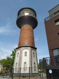 Прекрасные строения. Великолепные шедевры на века большинство из представленных фото. Но посту минус. Как всегда если нет ни одного из России. У нас тоже немало шедевров. От огромных соборов и дворцов до маленьких домиков.
 Вот только некоторые красивые здания в моём маленьком городе. 
 На первом фото видно три дома. Два первых старые отремонтированные, третье новое(лет 10 примерно).  Далее новые и старинные реконструированные, в том числе и бывшая водонапорная башня и гостиница  более чем столетней давности. 
 А уж по всей стране не сосчитать архитектурных шедевров разных стилей,  размеров и направленности.  Может кто сделает пост состоящий из наших шедевров и утрёт носы вот таким авторам.