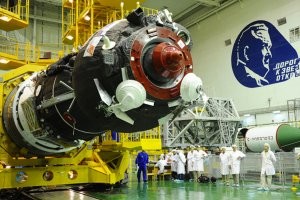 «Карты станут детальней: Россия «прокачала» спутники, которые делают снимки»

Россия сможет делать радиолокационные снимки Земли с высоким разрешением, подобным тому, что предлагает Google Maps, благодаря спутнику «Кондор-ФКА-М».

Эту информацию подтвердил Алексей Рабочий, главный конструктор и директор Объединённой дирекции космических систем Научно-производственного объединения (НПО) машиностроения. Новое поколение спутников имеет особенность в изменении геометрии радиолокатора и замене облучателя. Это привело к увеличению углов сканирования и достижению разрешения до 0,5 метра при детальной съёмке.
Источник: