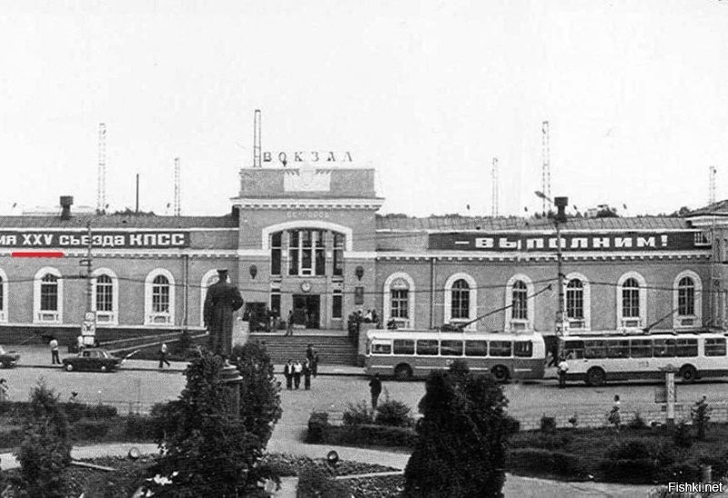 "Белгород, железнодорожный вокзал, 1970-е годы, наиболее вероятно 1976 год.
Вах! Как с годами угадали? Колдуны!