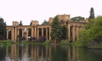 Судя по ботинкам, в этой Каппадокии ещё та грязища на улице.

А красивых мест в мире очень много.