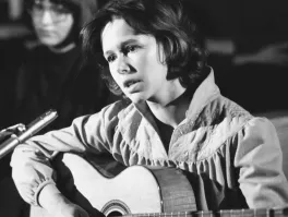 С самого детства считаю ее красивой. 
Годы прошли и до сих пор вижу ней женственность. 
Замечательная актриса и красивая женщина!