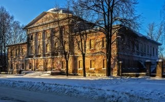 Калязинская колокольня сейчас вполне себе обустроенный туристический объект. К заброшкам ее отнести точно нельзя.  Можно добавить Муромцево, Владимирская область. Или вот Шуя, классическая заброшка в центре города.
