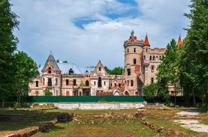 Калязинская колокольня сейчас вполне себе обустроенный туристический объект. К заброшкам ее отнести точно нельзя.  Можно добавить Муромцево, Владимирская область. Или вот Шуя, классическая заброшка в центре города.