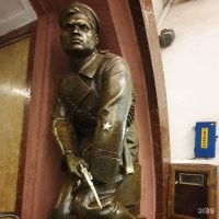 А про палец ни слова. Кстати, на "Площади революции", есть ещё одна скульптура с похожим износом.