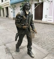 А про палец ни слова. Кстати, на "Площади революции", есть ещё одна скульптура с похожим износом.