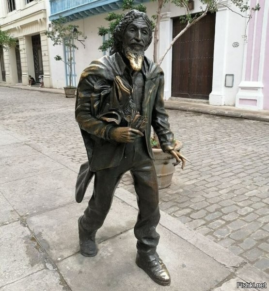 А про палец ни слова. Кстати, на "Площади революции", есть ещё одна скульптура с похожим износом.