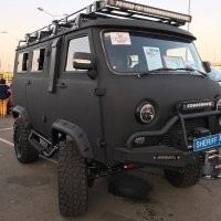 Не понимаю, почему УАЗ  так откровенно забил болт на Буханку.. такой хороший конструктор для умельцев, можно столько тюнинга выпускать на радость любителям.. Тока саму буханку уже надо как-то дотянуть по качеству и комфорту до нынешнего столетия.. а то она как была в 80-х так и не меняется.. Примените нормальную оцинковку кузова, чтоб он не гнил,  чутка переработайте ходовую,  мотор чуть поновее и коробку передач воткните, седушки замените и торпедо, салон сделайте конфигурируемым, чтоб можно было легко сиденья снимать и ставить стол или тахту, или кухню, или превращать  это в грузовой отсек.  И ведь даже думать не надо особо, просто дайте клич в народные массы - мол пришлите предложения что исправить в новой версии.. И вам тысячи людей, кто наковырялся с буханками, пришлют сотни рекламаций, что необходимо исправить в первую очередь.. отфильтруйте поступившие предложения, в выберите рациональные и внедрите. Опять таки,  есть даже где посмотреть, как и кто решал теле или иные проблемы буханки. Ну назначьте премию в 1000 уе, за лучшие вариант модернизации - у вас же отбоя не будет от предложений и чертежей. И будет народный автомобиль для бездорожья.  Не надо делать люкс авто с плазменными дисплеями и подогревом руля, достаточно просто подтянуть до современного уровня, устранив самые значимые косяки.. всё.. продаваться будет как горячие пирожки, как у нас, так и за рубежом.
Но  эти формашлёпы, год из года штампуют старую версию, и только падает качество деталей и материала кузова, а цена растёт, а вот продажи не очень.. Хотя казалось бы, такая база и фактически безграничный потенциал для модернизации.  Нет, надо вкнуть силы и поддерживать якобы родной JAC.  А УАЗ ровно на 5 точке сидят и в ус не дуют, даже шевелится не хотят.  Обидно смотреть на такое наплевательское отношение к одному из немногих удачных продуктов отечественного производства, который пережил распад Союза, и вполне имеет право на вторую жизнь.