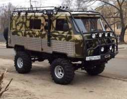 Не понимаю, почему УАЗ  так откровенно забил болт на Буханку.. такой хороший конструктор для умельцев, можно столько тюнинга выпускать на радость любителям.. Тока саму буханку уже надо как-то дотянуть по качеству и комфорту до нынешнего столетия.. а то она как была в 80-х так и не меняется.. Примените нормальную оцинковку кузова, чтоб он не гнил,  чутка переработайте ходовую,  мотор чуть поновее и коробку передач воткните, седушки замените и торпедо, салон сделайте конфигурируемым, чтоб можно было легко сиденья снимать и ставить стол или тахту, или кухню, или превращать  это в грузовой отсек.  И ведь даже думать не надо особо, просто дайте клич в народные массы - мол пришлите предложения что исправить в новой версии.. И вам тысячи людей, кто наковырялся с буханками, пришлют сотни рекламаций, что необходимо исправить в первую очередь.. отфильтруйте поступившие предложения, в выберите рациональные и внедрите. Опять таки,  есть даже где посмотреть, как и кто решал теле или иные проблемы буханки. Ну назначьте премию в 1000 уе, за лучшие вариант модернизации - у вас же отбоя не будет от предложений и чертежей. И будет народный автомобиль для бездорожья.  Не надо делать люкс авто с плазменными дисплеями и подогревом руля, достаточно просто подтянуть до современного уровня, устранив самые значимые косяки.. всё.. продаваться будет как горячие пирожки, как у нас, так и за рубежом.
Но  эти формашлёпы, год из года штампуют старую версию, и только падает качество деталей и материала кузова, а цена растёт, а вот продажи не очень.. Хотя казалось бы, такая база и фактически безграничный потенциал для модернизации.  Нет, надо вкнуть силы и поддерживать якобы родной JAC.  А УАЗ ровно на 5 точке сидят и в ус не дуют, даже шевелится не хотят.  Обидно смотреть на такое наплевательское отношение к одному из немногих удачных продуктов отечественного производства, который пережил распад Союза, и вполне имеет право на вторую жизнь.