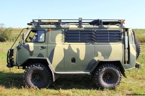 Не понимаю, почему УАЗ  так откровенно забил болт на Буханку.. такой хороший конструктор для умельцев, можно столько тюнинга выпускать на радость любителям.. Тока саму буханку уже надо как-то дотянуть по качеству и комфорту до нынешнего столетия.. а то она как была в 80-х так и не меняется.. Примените нормальную оцинковку кузова, чтоб он не гнил,  чутка переработайте ходовую,  мотор чуть поновее и коробку передач воткните, седушки замените и торпедо, салон сделайте конфигурируемым, чтоб можно было легко сиденья снимать и ставить стол или тахту, или кухню, или превращать  это в грузовой отсек.  И ведь даже думать не надо особо, просто дайте клич в народные массы - мол пришлите предложения что исправить в новой версии.. И вам тысячи людей, кто наковырялся с буханками, пришлют сотни рекламаций, что необходимо исправить в первую очередь.. отфильтруйте поступившие предложения, в выберите рациональные и внедрите. Опять таки,  есть даже где посмотреть, как и кто решал теле или иные проблемы буханки. Ну назначьте премию в 1000 уе, за лучшие вариант модернизации - у вас же отбоя не будет от предложений и чертежей. И будет народный автомобиль для бездорожья.  Не надо делать люкс авто с плазменными дисплеями и подогревом руля, достаточно просто подтянуть до современного уровня, устранив самые значимые косяки.. всё.. продаваться будет как горячие пирожки, как у нас, так и за рубежом.
Но  эти формашлёпы, год из года штампуют старую версию, и только падает качество деталей и материала кузова, а цена растёт, а вот продажи не очень.. Хотя казалось бы, такая база и фактически безграничный потенциал для модернизации.  Нет, надо вкнуть силы и поддерживать якобы родной JAC.  А УАЗ ровно на 5 точке сидят и в ус не дуют, даже шевелится не хотят.  Обидно смотреть на такое наплевательское отношение к одному из немногих удачных продуктов отечественного производства, который пережил распад Союза, и вполне имеет право на вторую жизнь.