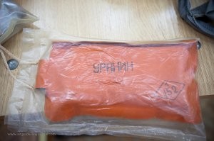 Правды ради надо добавить, что воду красили скорее всего уранином или чем-то аналогичным. Этот краситель используется для подачи сигналов бедствия и чтобы придать воде яркую окраску нужны очень небольшие его концентрации. Пакета на фото (да, в сухом виде это  красный порошок) достаточно, чтобы на поверхности воды образовалось пятно, видимое с самолёта.