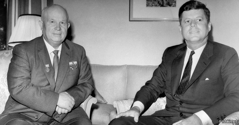 А Брежнев нормально так с Никсоном смотрится, не то что Хрущ с Кеннеди...